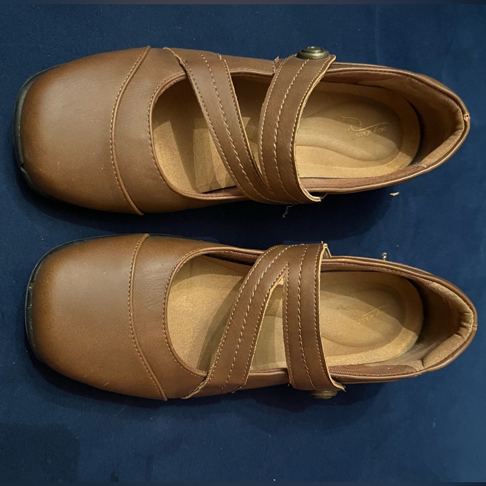 Brown Easy Street Maryjane flats size 9